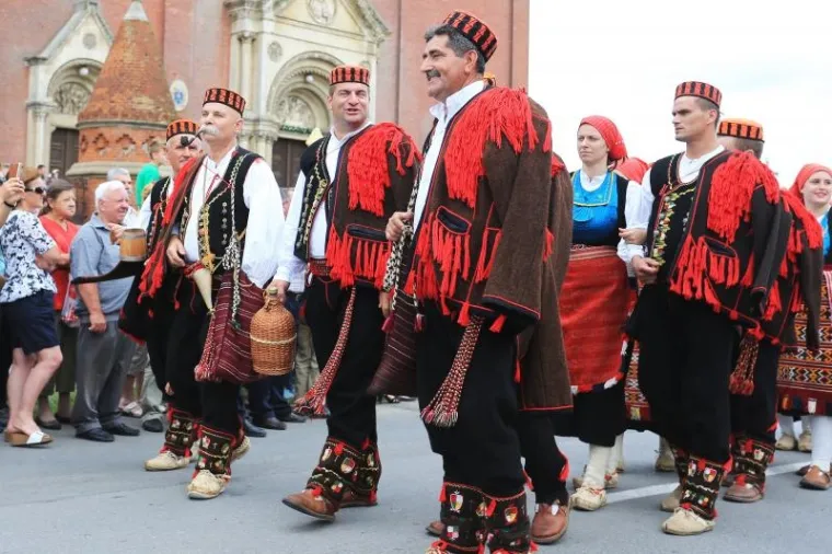 TRADICIJA SE NASTAVLJA: Održana svečana povorka povodom 50. Đakovačkih vezova