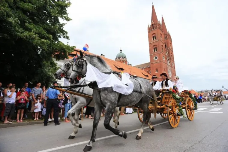 TRADICIJA SE NASTAVLJA: Održana svečana povorka povodom 50. Đakovačkih vezova