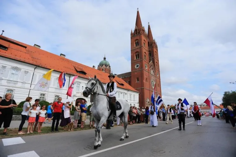 TRADICIJA SE NASTAVLJA: Održana svečana povorka povodom 50. Đakovačkih vezova