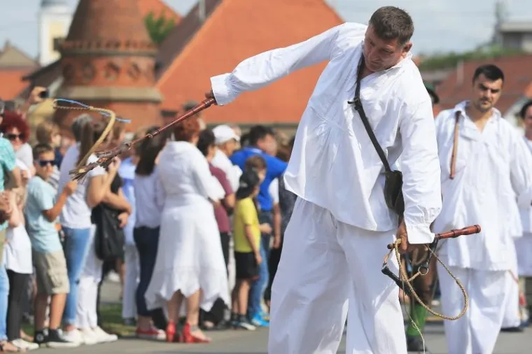 TRADICIJA SE NASTAVLJA: Održana svečana povorka povodom 50. Đakovačkih vezova