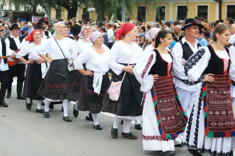TRADICIJA SE NASTAVLJA: Održana svečana povorka povodom 50. Đakovačkih vezova