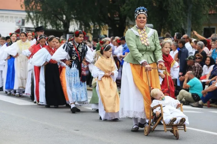 TRADICIJA SE NASTAVLJA: Održana svečana povorka povodom 50. Đakovačkih vezova