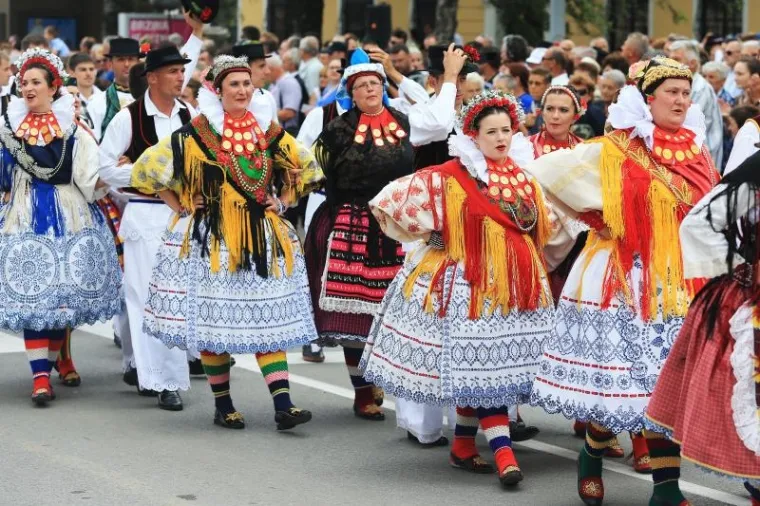 TRADICIJA SE NASTAVLJA: Održana svečana povorka povodom 50. Đakovačkih vezova