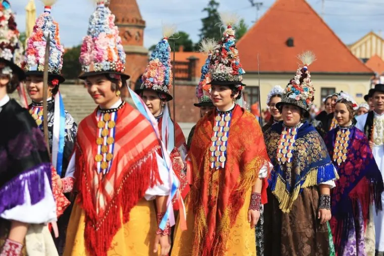 TRADICIJA SE NASTAVLJA: Održana svečana povorka povodom 50. Đakovačkih vezova