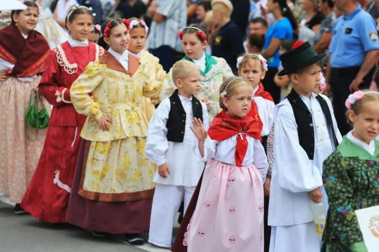 TRADICIJA SE NASTAVLJA: Održana svečana povorka povodom 50. Đakovačkih vezova