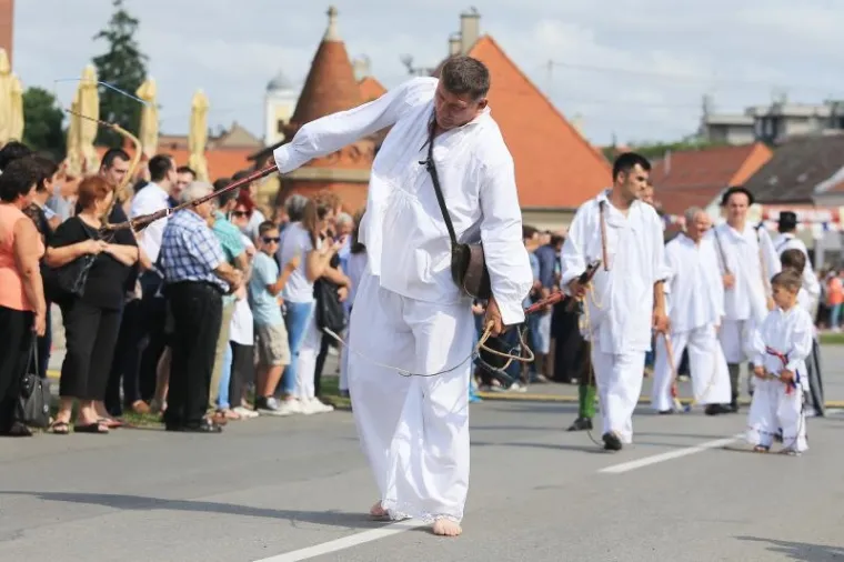 TRADICIJA SE NASTAVLJA: Održana svečana povorka povodom 50. Đakovačkih vezova