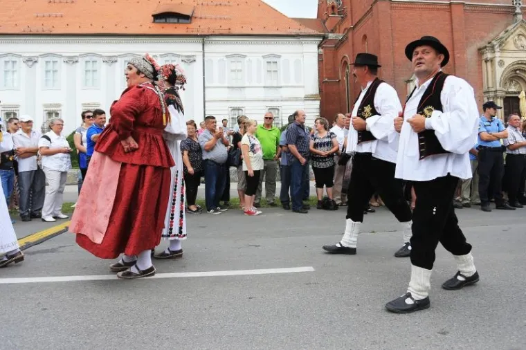 TRADICIJA SE NASTAVLJA: Održana svečana povorka povodom 50. Đakovačkih vezova