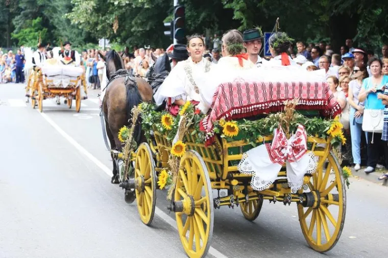TRADICIJA SE NASTAVLJA: Održana svečana povorka povodom 50. Đakovačkih vezova
