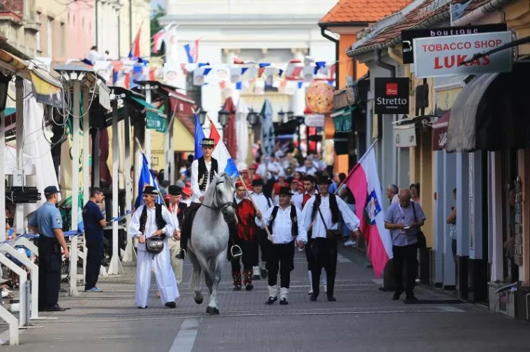 TRADICIJA SE NASTAVLJA: Održana svečana povorka povodom 50. Đakovačkih vezova