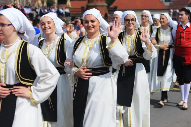 TRADICIJA SE NASTAVLJA: Održana svečana povorka povodom 50. Đakovačkih vezova
