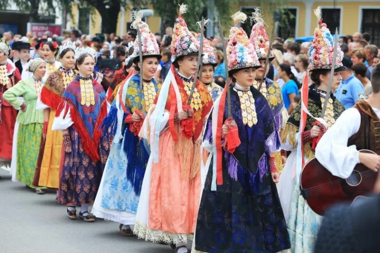 TRADICIJA SE NASTAVLJA: Održana svečana povorka povodom 50. Đakovačkih vezova