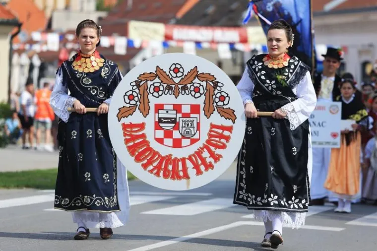 TRADICIJA SE NASTAVLJA: Održana svečana povorka povodom 50. Đakovačkih vezova