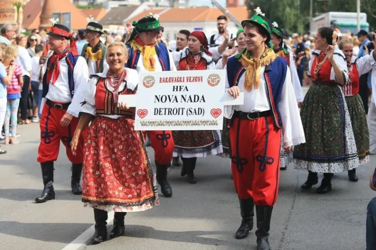 TRADICIJA SE NASTAVLJA: Održana svečana povorka povodom 50. Đakovačkih vezova