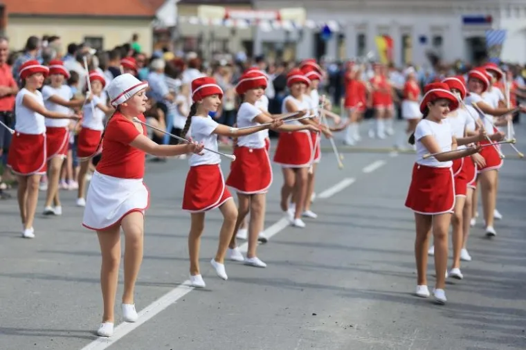 TRADICIJA SE NASTAVLJA: Održana svečana povorka povodom 50. Đakovačkih vezova
