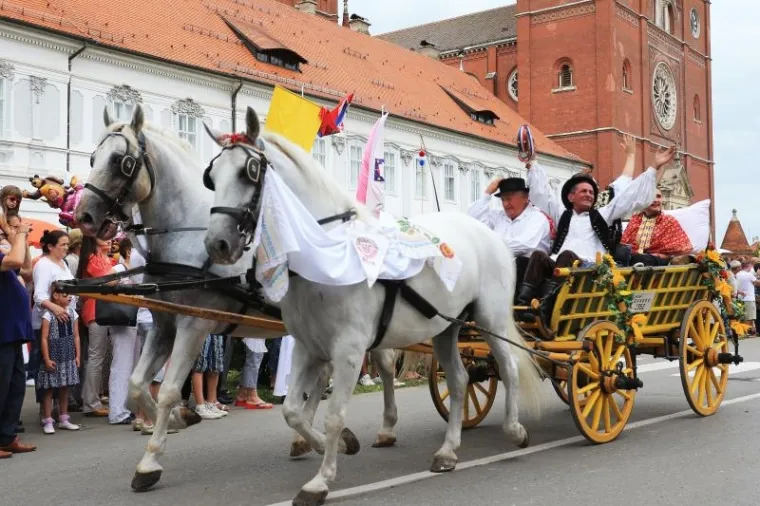 TRADICIJA SE NASTAVLJA: Održana svečana povorka povodom 50. Đakovačkih vezova
