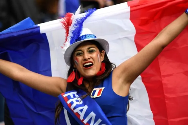 Na tribinama Stade de Francea igrači Francuske i Islanda u četvrtfinalnoj utakmici uistinu imaju prekrasnu podršku s tribina.