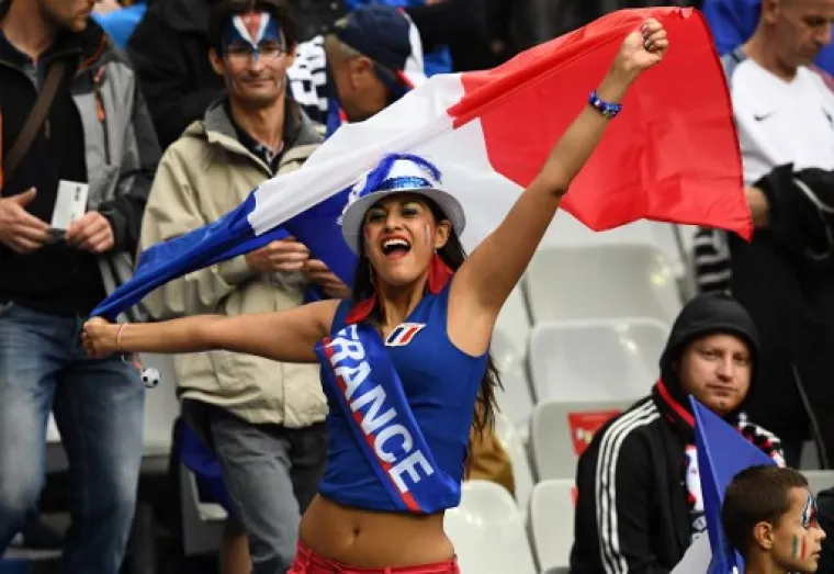 OH LA LA: Umjesto utakmice Francuske i Islanda neki bi radije gledali ove prekrasne navijačice na tribinama