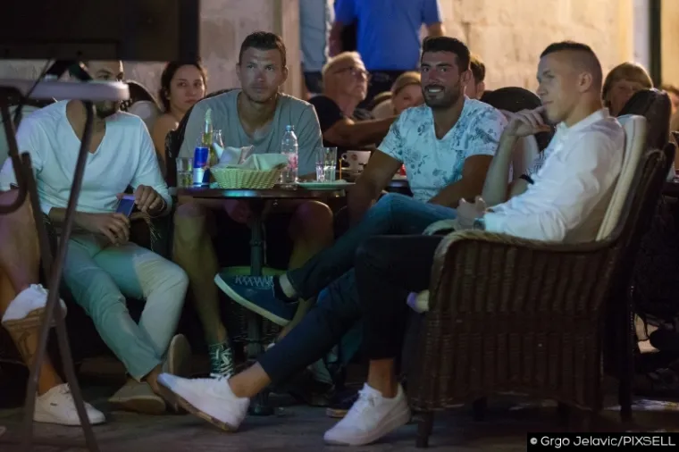U staroj gradskoj jezgri u Dubrovniku, Ivan Peri&scaron;ić, Nikola Kalinić i Edin Džeko su s prijateljima u kafiću pratili nogometnu utakmicu Italija - Njemačka