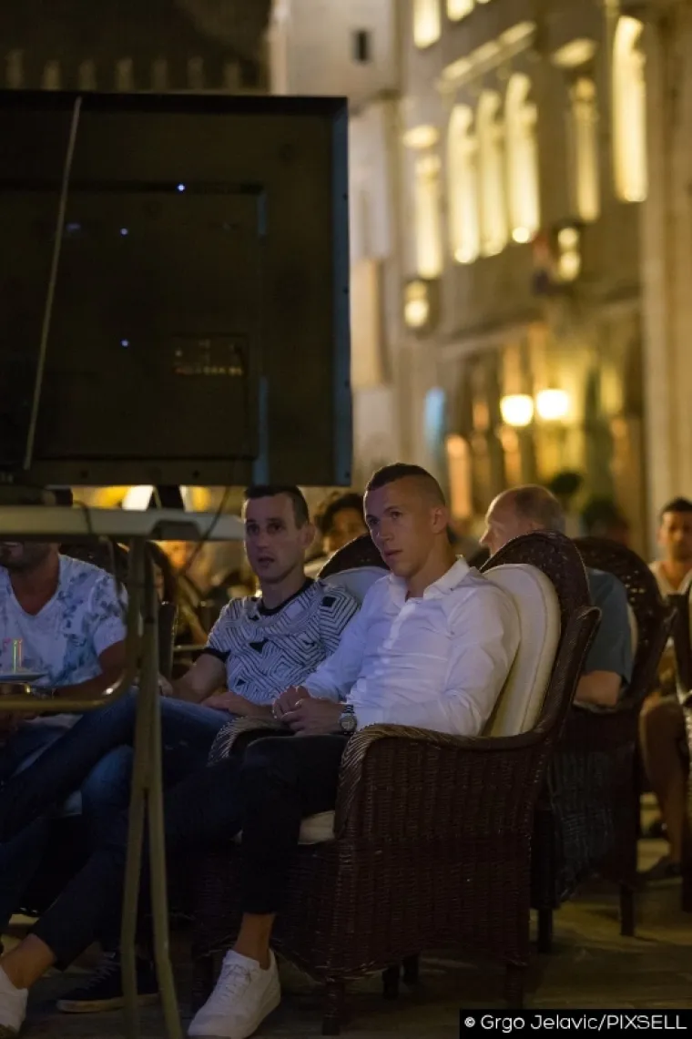 VATRENI U DUBROVNIKU: Peri&scaron;ić i Kalinić u dru&scaron;tvu 'bosanskog dijamanta' gledali veliki okr&scaron;aj na Euru