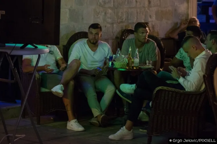 VATRENI U DUBROVNIKU: Peri&scaron;ić i Kalinić u dru&scaron;tvu 'bosanskog dijamanta' gledali veliki okr&scaron;aj na Euru