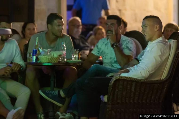 VATRENI U DUBROVNIKU: Peri&scaron;ić i Kalinić u dru&scaron;tvu 'bosanskog dijamanta' gledali veliki okr&scaron;aj na Euru