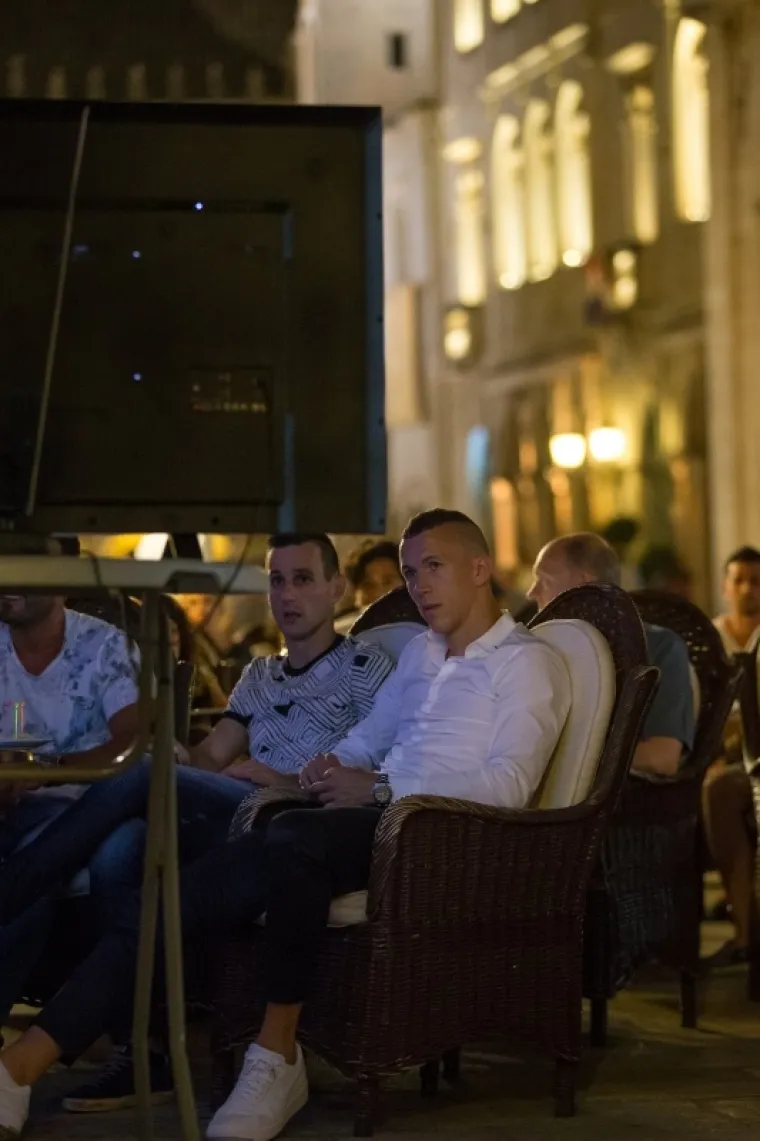 VATRENI U DUBROVNIKU: Peri&scaron;ić i Kalinić u dru&scaron;tvu 'bosanskog dijamanta' gledali veliki okr&scaron;aj na Euru