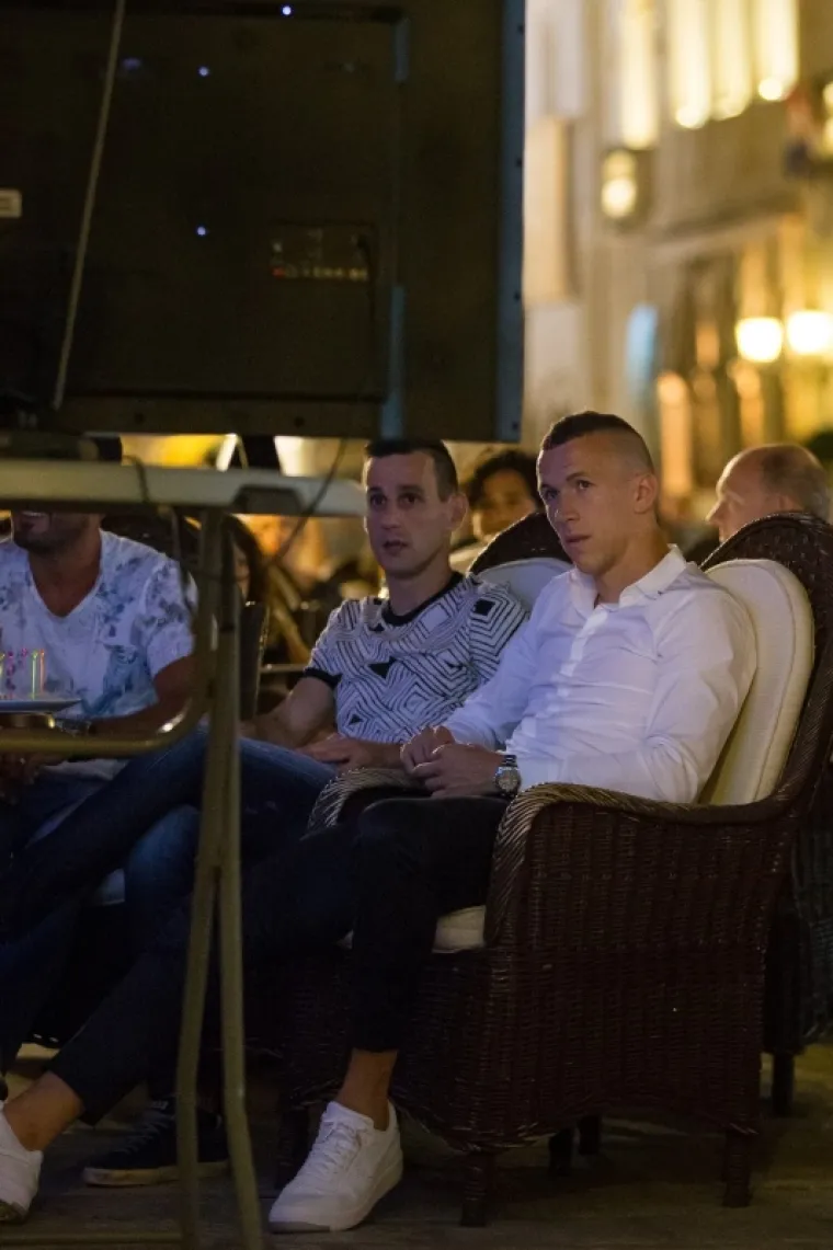 VATRENI U DUBROVNIKU: Peri&scaron;ić i Kalinić u dru&scaron;tvu 'bosanskog dijamanta' gledali veliki okr&scaron;aj na Euru