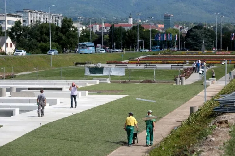 Nove Bandićeve fontane ispred NSB-a skoro pa spremne za špricanje
