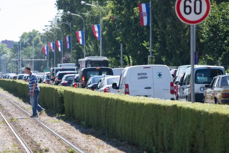 Prometni kolaps na zagrebačkim ulicama u prijepodnevnim satima uzrokovan je prometnim nesrećama i radovima. Gužva na ulici Grada Vukovara.