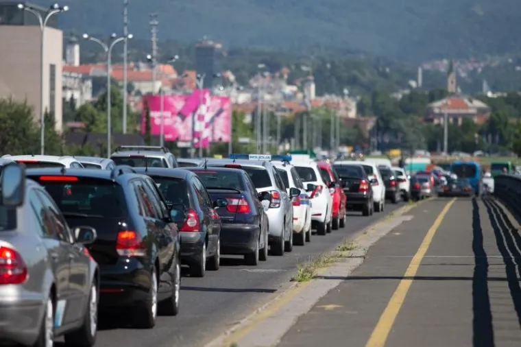 KOLAPS NA ZAGREBAČKIM CESTAMA: Radovi i prometne nesreće uzrokovali velike gužve