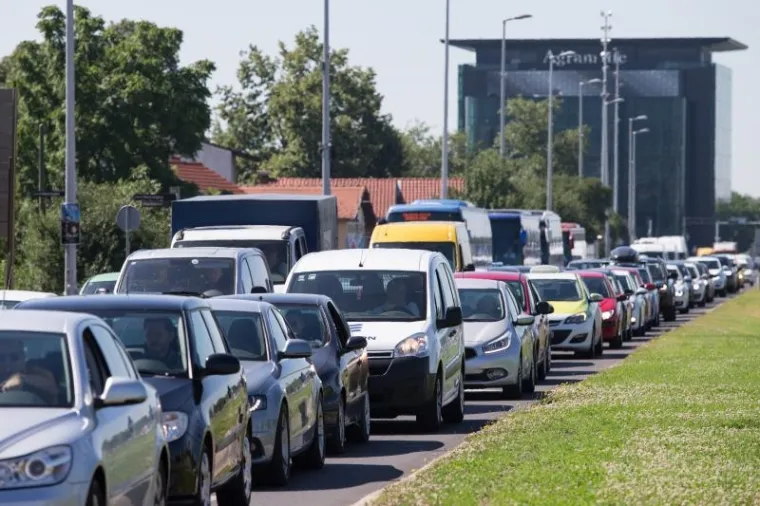 KOLAPS NA ZAGREBAČKIM CESTAMA: Radovi i prometne nesreće uzrokovali velike gužve