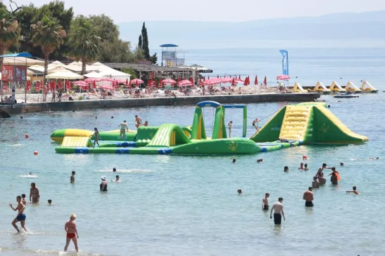 SEKSI PRIZORI NA BAČVICAMA: Plažu okupirale ljepotice, jedna se posebno isticala...