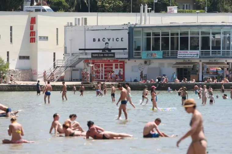SEKSI PRIZORI NA BAČVICAMA: Plažu okupirale ljepotice, jedna se posebno isticala...