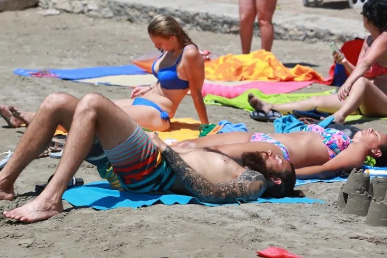 SEKSI PRIZORI NA BAČVICAMA: Plažu okupirale ljepotice, jedna se posebno isticala...