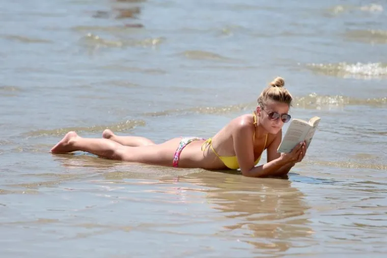SEKSI PRIZORI NA BAČVICAMA: Plažu okupirale ljepotice, jedna se posebno isticala...