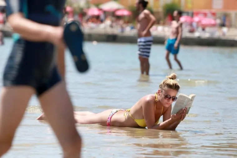 SEKSI PRIZORI NA BAČVICAMA: Plažu okupirale ljepotice, jedna se posebno isticala...