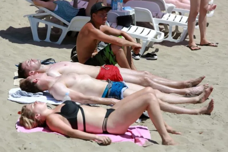 SEKSI PRIZORI NA BAČVICAMA: Plažu okupirale ljepotice, jedna se posebno isticala...