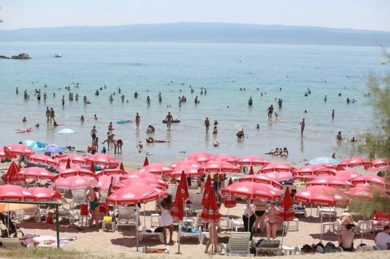 SEKSI PRIZORI NA BAČVICAMA: Plažu okupirale ljepotice, jedna se posebno isticala...