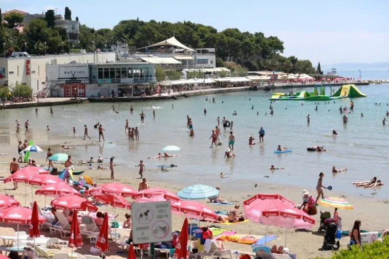 SEKSI PRIZORI NA BAČVICAMA: Plažu okupirale ljepotice, jedna se posebno isticala...