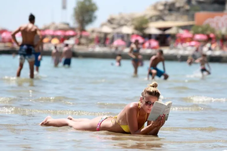 SEKSI PRIZORI NA BAČVICAMA: Plažu okupirale ljepotice, jedna se posebno isticala...