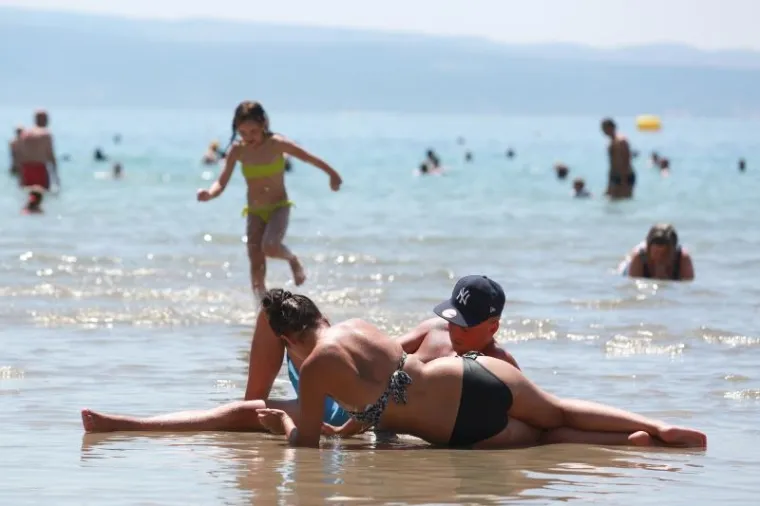SEKSI PRIZORI NA BAČVICAMA: Plažu okupirale ljepotice, jedna se posebno isticala...