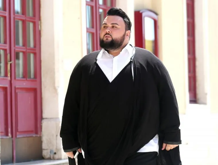 Pjevač Željko Jacques Houdek ovih se dana našao u Šibeniku kojim je prošetao u vrlo zanimljivoj odjevnoj kombinaciji