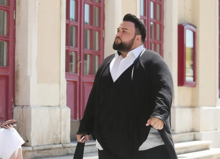 ... Jacques je u crnom  kompletu izgledao svježe i odmorno