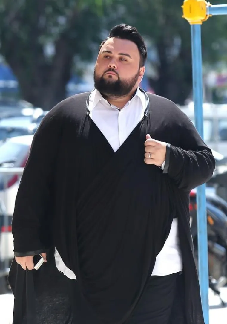 Bijelu ko&scaron;ulju, crni pla&scaron;t i hlače upotpunio je crnom torbicom