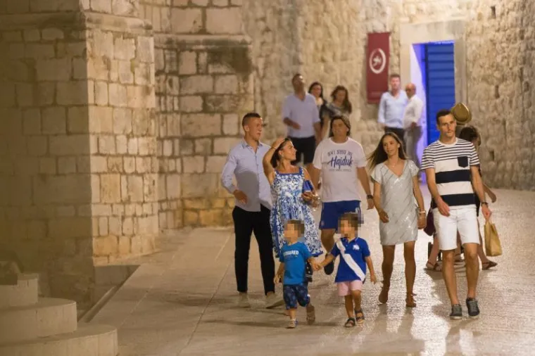 Hrvatski nogometni reprezentativci Ivan Peri&scaron;ić i Nikola Kalinić sa suprugama Josipom Peri&scaron;ić i Vanjom Kalinić te djecom Manuelom i Leom Peri&scaron;ićem te Mateom Kalinićem večerali su u japanskom restoranu Takenoko, nakon čega su pro&scaron;etali Stradunom te se taksijima vratili u hotel.