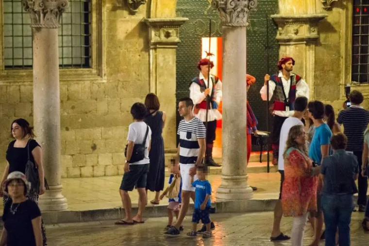 Hrvatski nogometni reprezentativci Ivan Peri&scaron;ić i Nikola Kalinić sa suprugama Josipom Peri&scaron;ić i Vanjom Kalinić te djecom Manuelom i Leom Peri&scaron;ićem te Mateom Kalinićem večerali su u japanskom restoranu Takenoko, nakon čega su pro&scaron;etali Stradunom te se taksijima vratili u hotel.