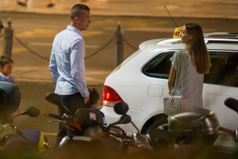 Hrvatski nogometni reprezentativci Ivan Peri&scaron;ić i Nikola Kalinić sa suprugama Josipom Peri&scaron;ić i Vanjom Kalinić te djecom Manuelom i Leom Peri&scaron;ićem te Mateom Kalinićem večerali su u japanskom restoranu Takenoko, nakon čega su pro&scaron;etali Stradunom te se taksijima vratili u hotel.