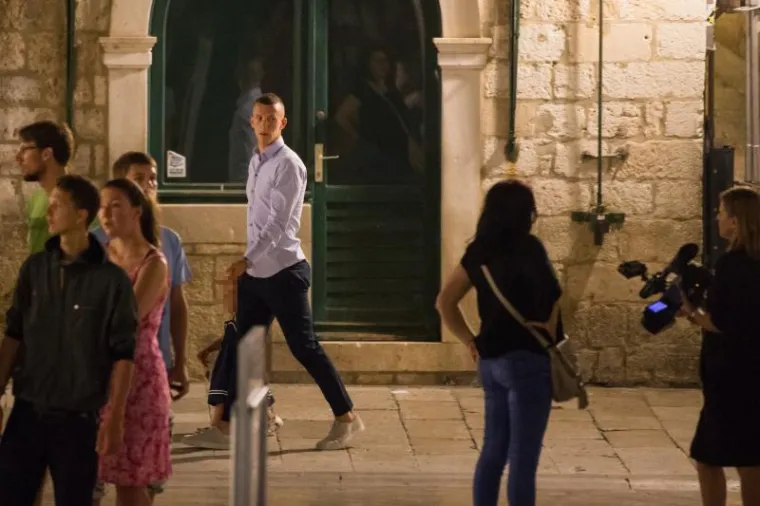 Hrvatski nogometni reprezentativci Ivan Peri&scaron;ić i Nikola Kalinić sa suprugama Josipom Peri&scaron;ić i Vanjom Kalinić te djecom Manuelom i Leom Peri&scaron;ićem te Mateom Kalinićem večerali su u japanskom restoranu Takenoko, nakon čega su pro&scaron;etali Stradunom te se taksijima vratili u hotel.