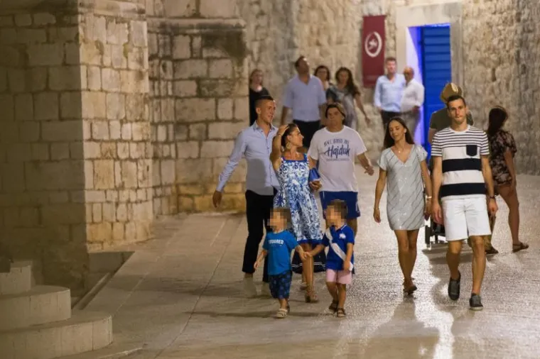 Hrvatski nogometni reprezentativci Ivan Peri&scaron;ić i Nikola Kalinić sa suprugama Josipom Peri&scaron;ić i Vanjom Kalinić te djecom Manuelom i Leom Peri&scaron;ićem te Mateom Kalinićem večerali su u japanskom restoranu Takenoko, nakon čega su pro&scaron;etali Stradunom te se taksijima vratili u hotel.