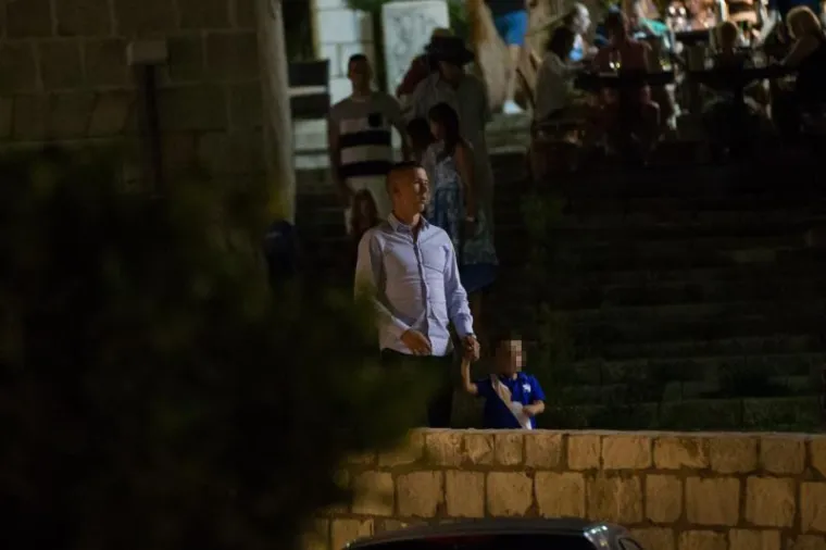 Hrvatski nogometni reprezentativci Ivan Peri&scaron;ić i Nikola Kalinić sa suprugama Josipom Peri&scaron;ić i Vanjom Kalinić te djecom Manuelom i Leom Peri&scaron;ićem te Mateom Kalinićem večerali su u japanskom restoranu Takenoko, nakon čega su pro&scaron;etali Stradunom te se taksijima vratili u hotel.